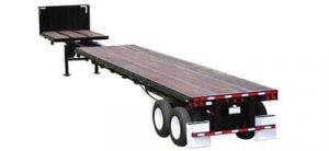 Camión completo de madera transportado por un remolque extensible de plataforma